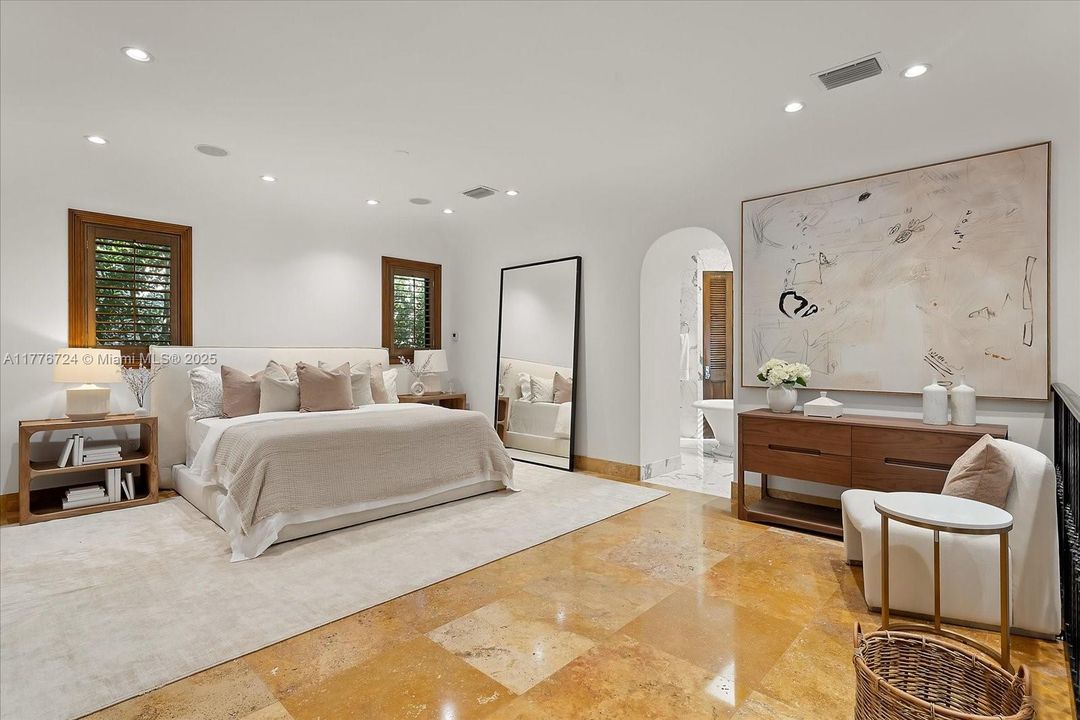 Recently Sold: $5,495,000 (6 beds, 5 baths, 3245 Square Feet)