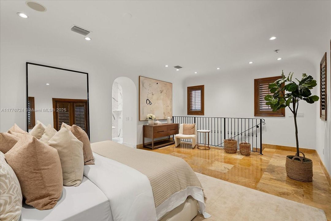 Recently Sold: $5,495,000 (6 beds, 5 baths, 3245 Square Feet)