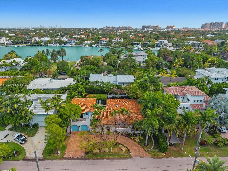 Recently Sold: $5,495,000 (6 beds, 5 baths, 3245 Square Feet)