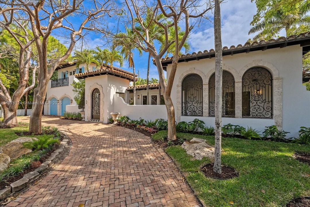 Recently Sold: $5,495,000 (6 beds, 5 baths, 3245 Square Feet)
