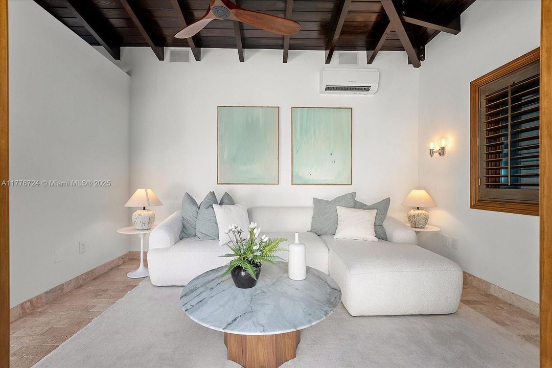 Recently Sold: $5,495,000 (6 beds, 5 baths, 3245 Square Feet)