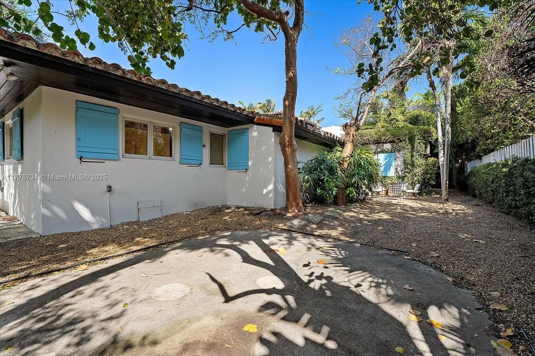 Recently Sold: $5,495,000 (6 beds, 5 baths, 3245 Square Feet)