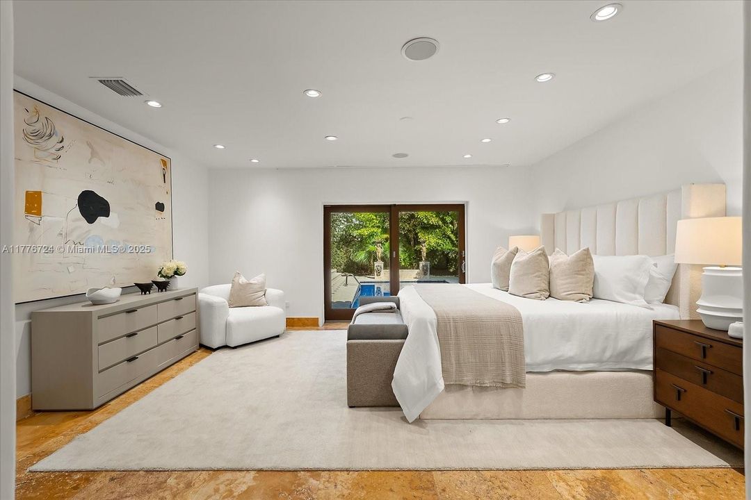 Recently Sold: $5,495,000 (6 beds, 5 baths, 3245 Square Feet)