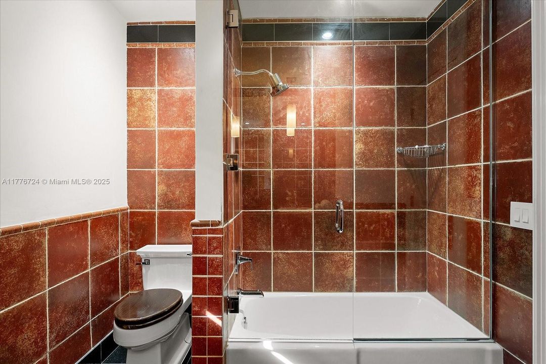 Recently Sold: $5,495,000 (6 beds, 5 baths, 3245 Square Feet)