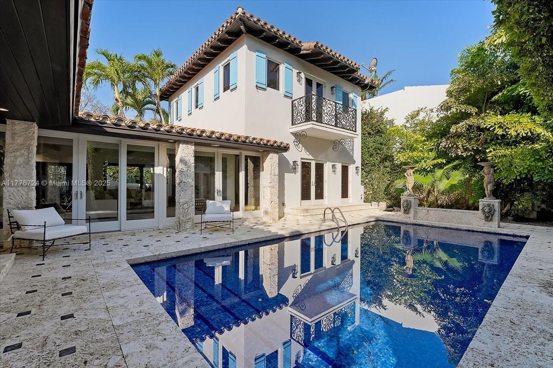 Recently Sold: $5,495,000 (6 beds, 5 baths, 3245 Square Feet)