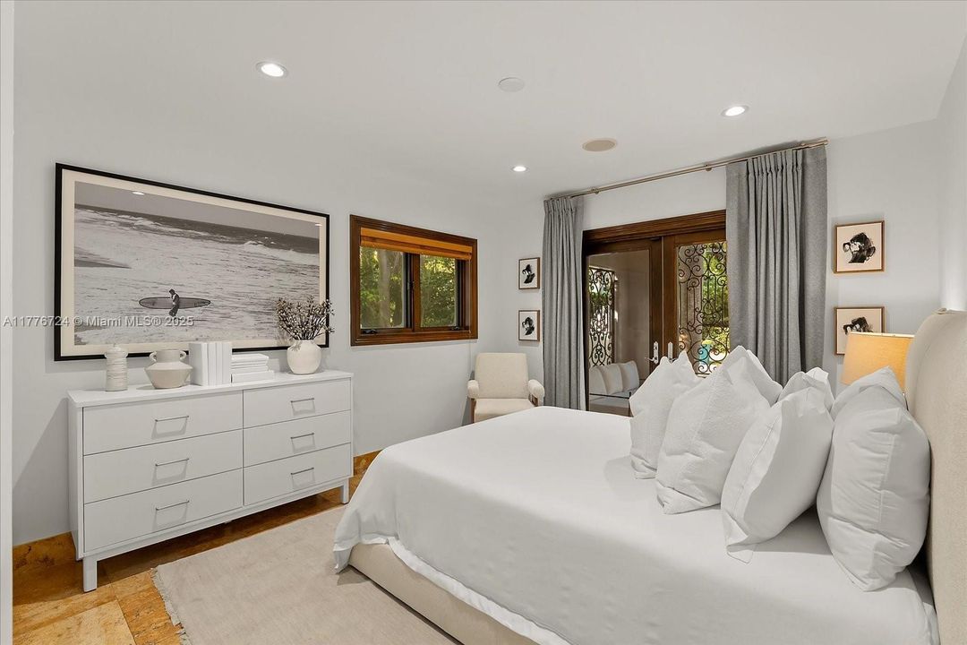 Recently Sold: $5,495,000 (6 beds, 5 baths, 3245 Square Feet)