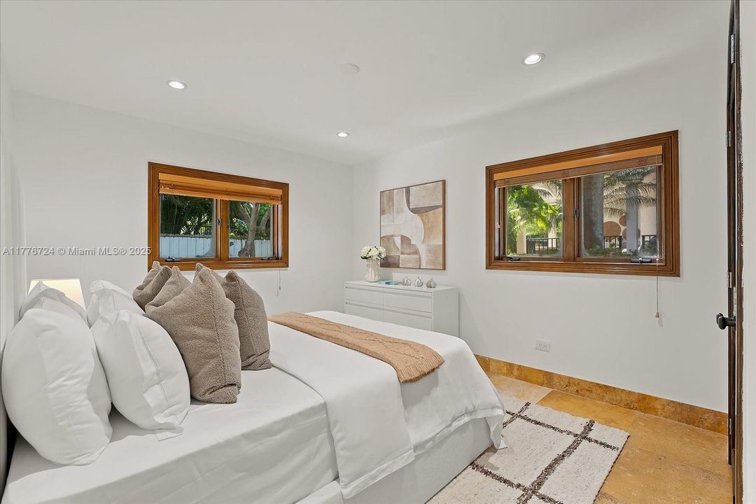 Recently Sold: $5,495,000 (6 beds, 5 baths, 3245 Square Feet)