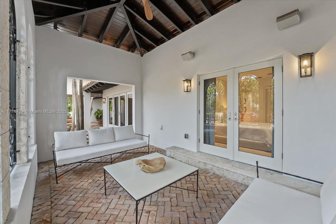 Recently Sold: $5,495,000 (6 beds, 5 baths, 3245 Square Feet)