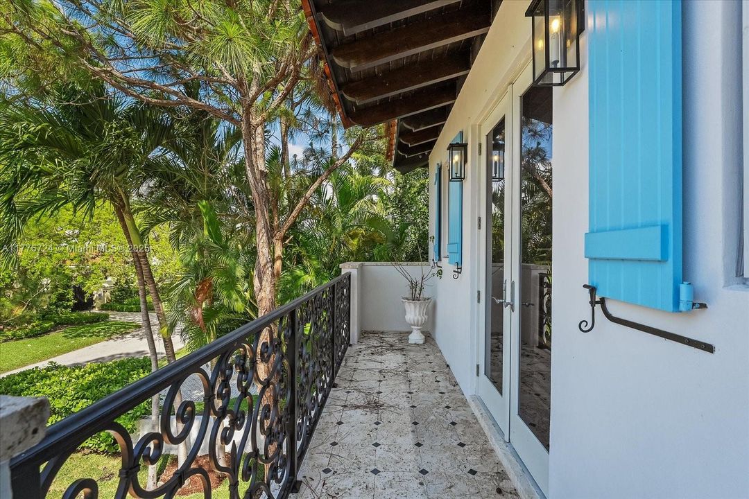 Recently Sold: $5,495,000 (6 beds, 5 baths, 3245 Square Feet)