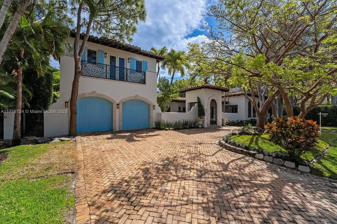 Recently Sold: $5,495,000 (6 beds, 5 baths, 3245 Square Feet)
