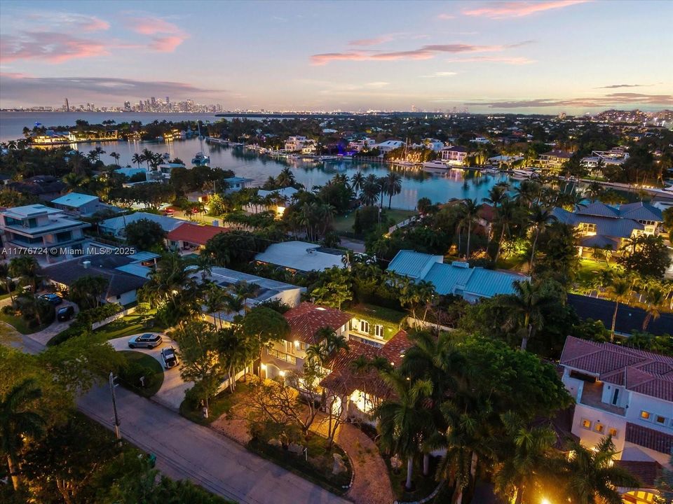 Recently Sold: $5,495,000 (6 beds, 5 baths, 3245 Square Feet)