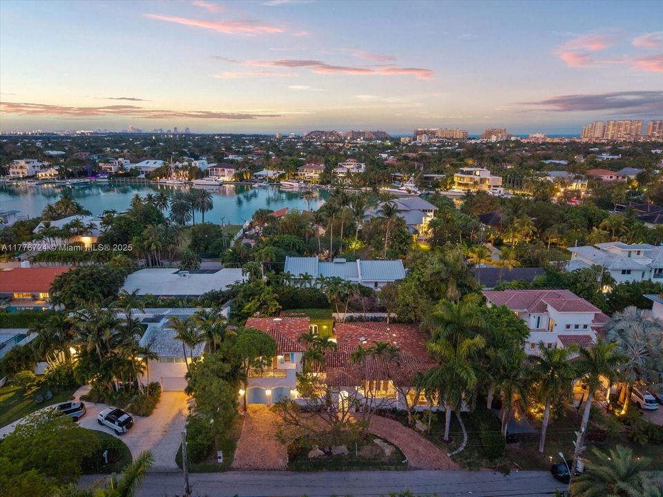 Recently Sold: $5,495,000 (6 beds, 5 baths, 3245 Square Feet)