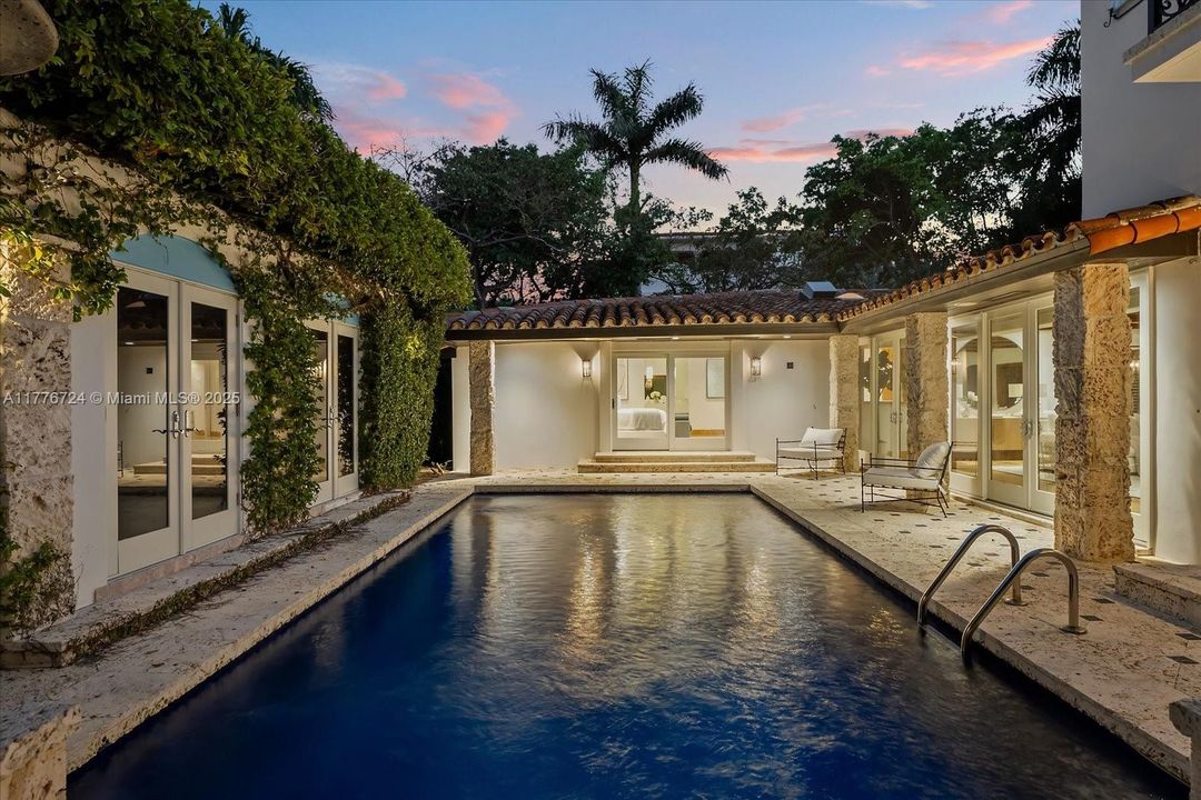 Recently Sold: $5,495,000 (6 beds, 5 baths, 3245 Square Feet)