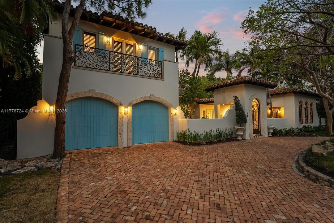 Recently Sold: $5,495,000 (6 beds, 5 baths, 3245 Square Feet)