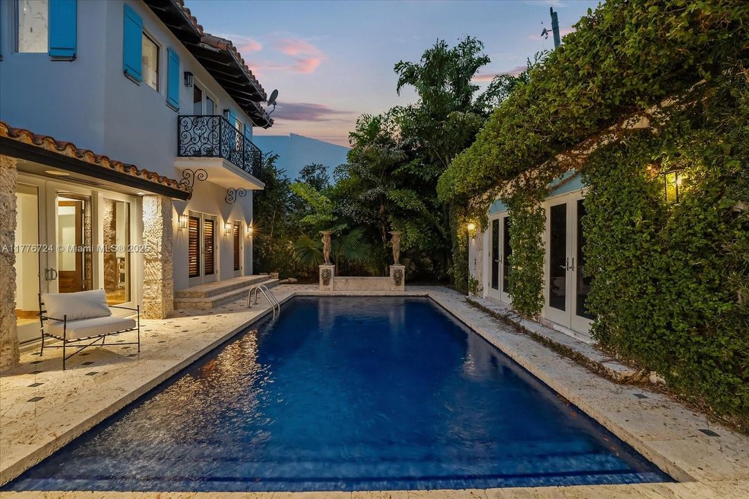 Recently Sold: $5,495,000 (6 beds, 5 baths, 3245 Square Feet)