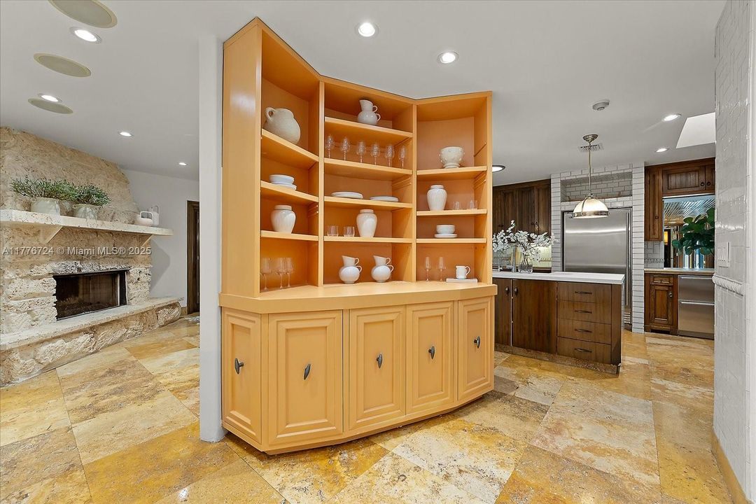 Recently Sold: $5,495,000 (6 beds, 5 baths, 3245 Square Feet)