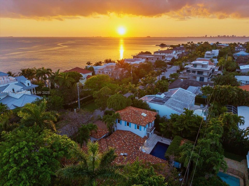 Recently Sold: $5,495,000 (6 beds, 5 baths, 3245 Square Feet)