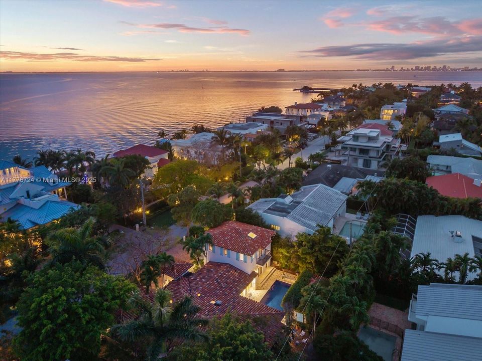 Recently Sold: $5,495,000 (6 beds, 5 baths, 3245 Square Feet)