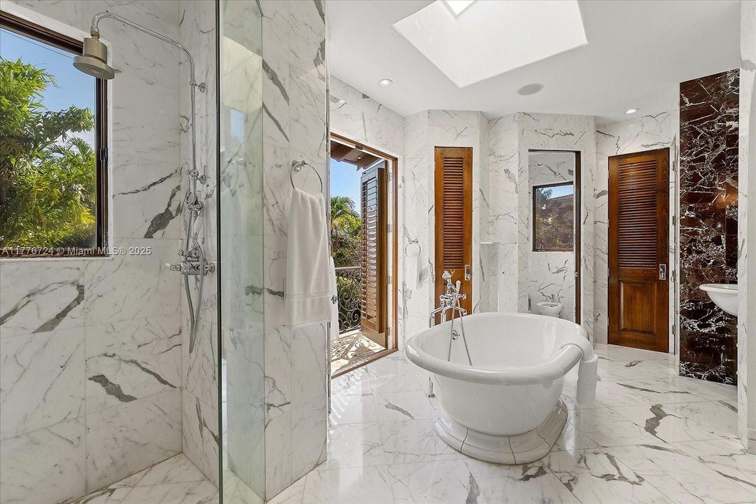 Recently Sold: $5,495,000 (6 beds, 5 baths, 3245 Square Feet)