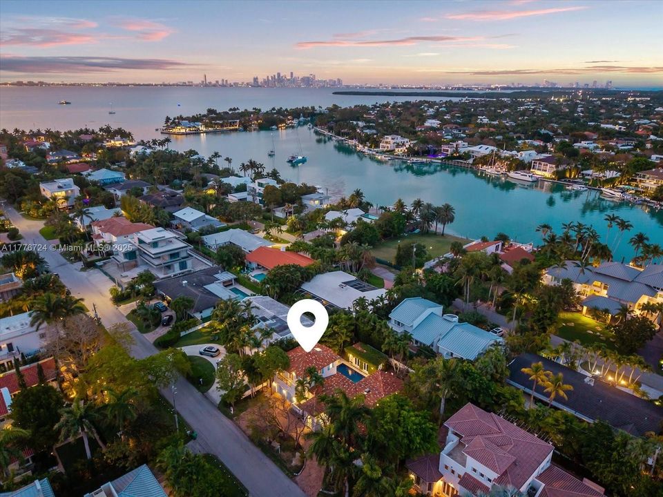 Recently Sold: $5,495,000 (6 beds, 5 baths, 3245 Square Feet)