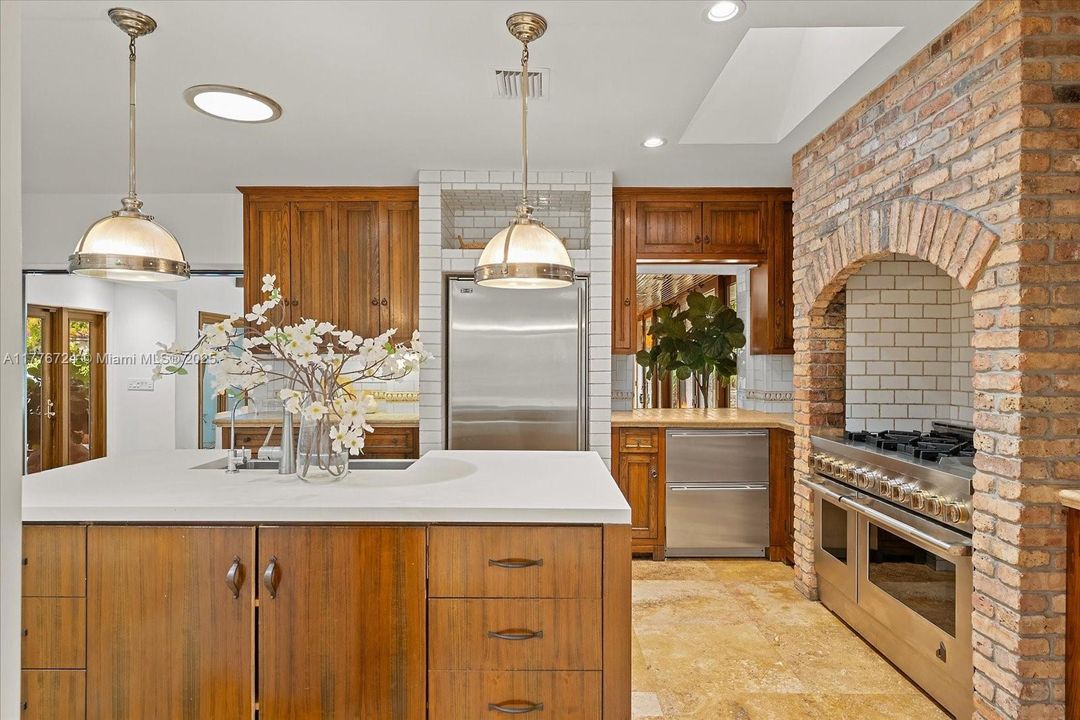 Recently Sold: $5,495,000 (6 beds, 5 baths, 3245 Square Feet)