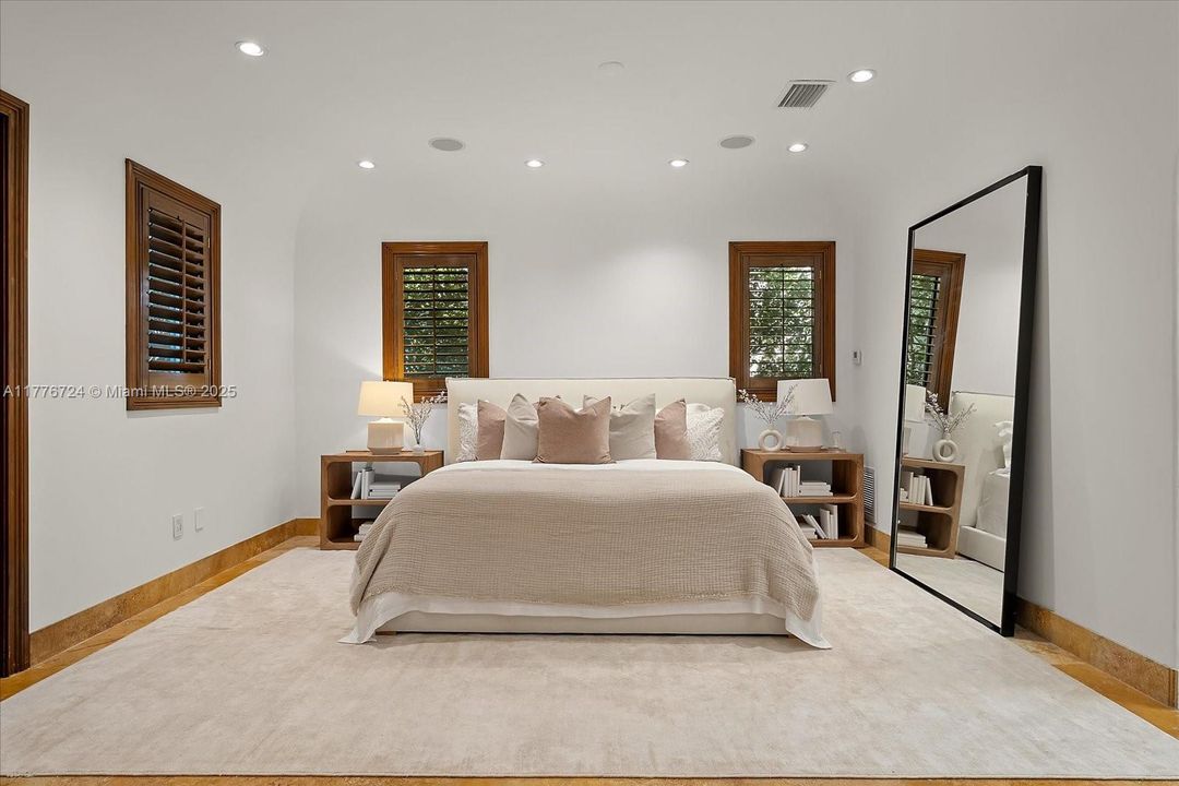 Recently Sold: $5,495,000 (6 beds, 5 baths, 3245 Square Feet)