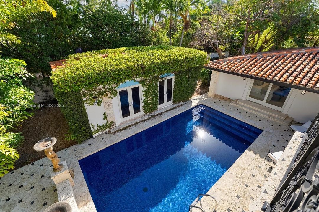 Recently Sold: $5,495,000 (6 beds, 5 baths, 3245 Square Feet)