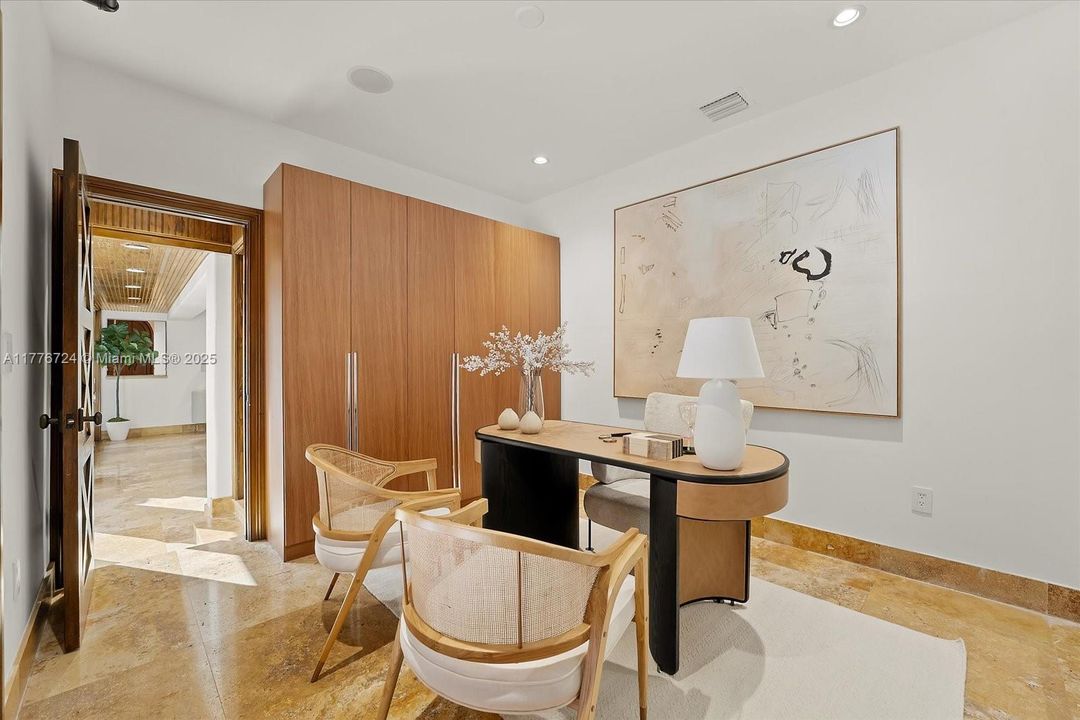 Recently Sold: $5,495,000 (6 beds, 5 baths, 3245 Square Feet)