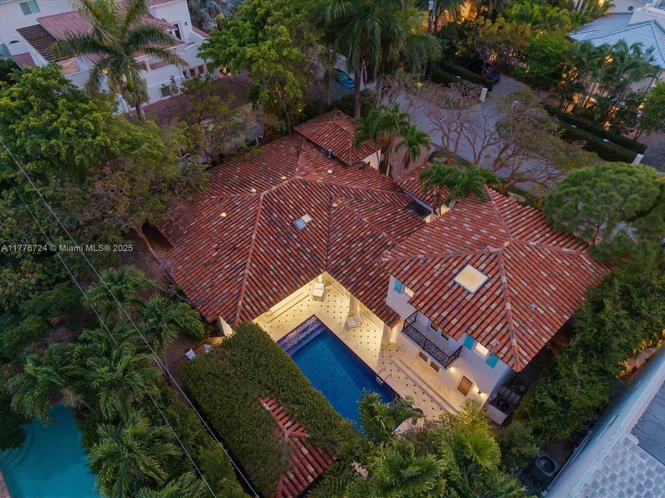 Recently Sold: $5,495,000 (6 beds, 5 baths, 3245 Square Feet)