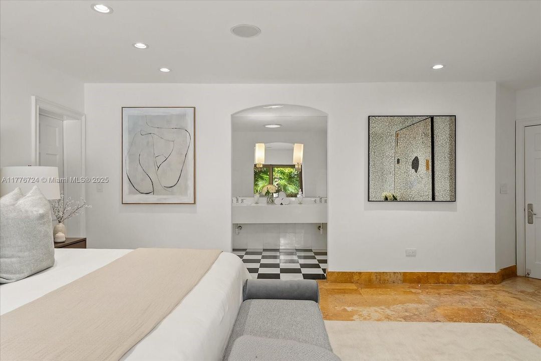 Recently Sold: $5,495,000 (6 beds, 5 baths, 3245 Square Feet)