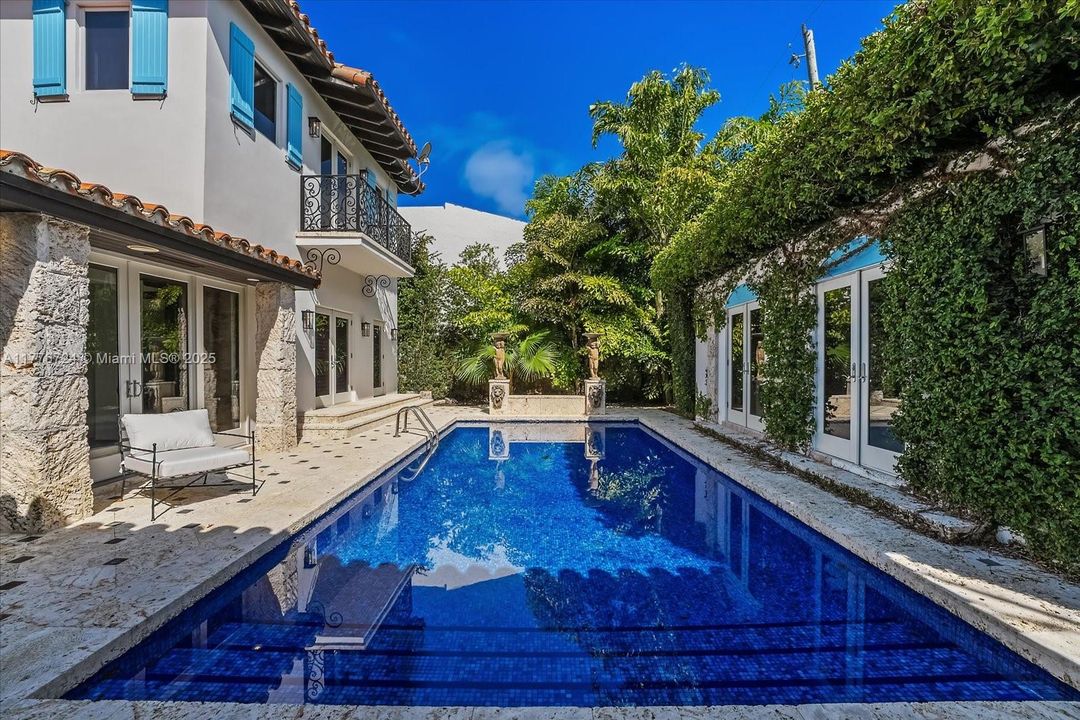 Recently Sold: $5,495,000 (6 beds, 5 baths, 3245 Square Feet)