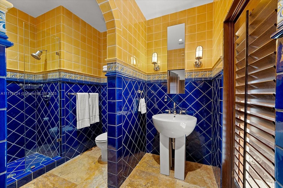 Recently Sold: $5,495,000 (6 beds, 5 baths, 3245 Square Feet)