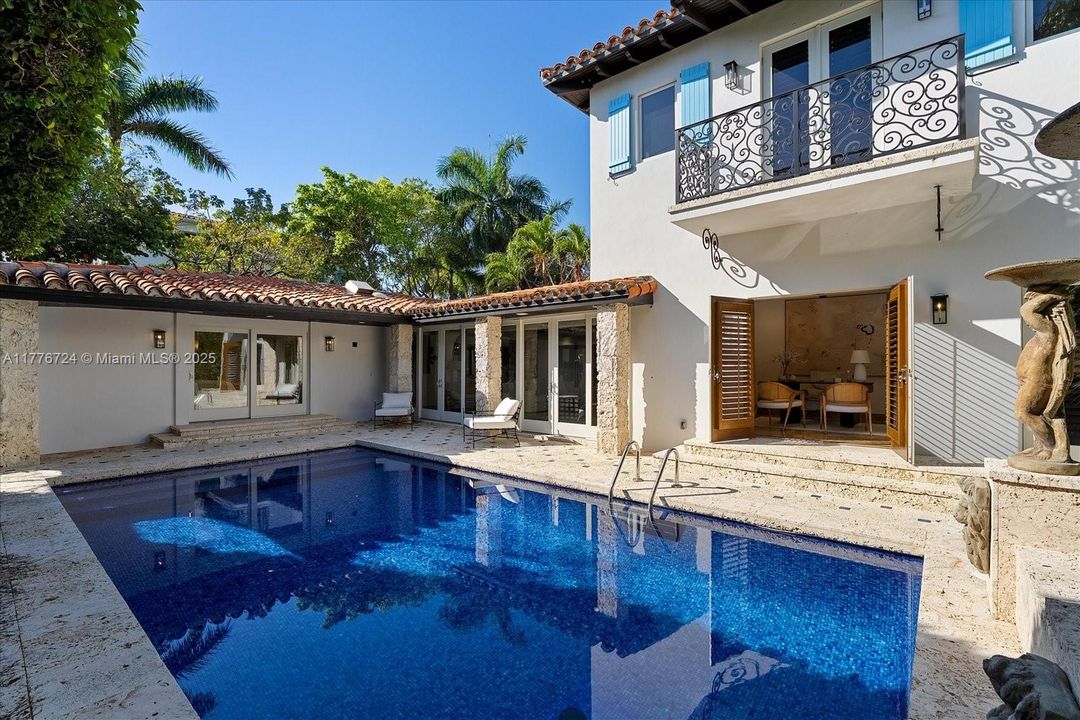 Recently Sold: $5,495,000 (6 beds, 5 baths, 3245 Square Feet)