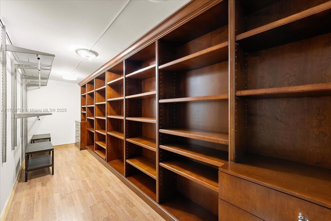 Recently Sold: $5,495,000 (6 beds, 5 baths, 3245 Square Feet)