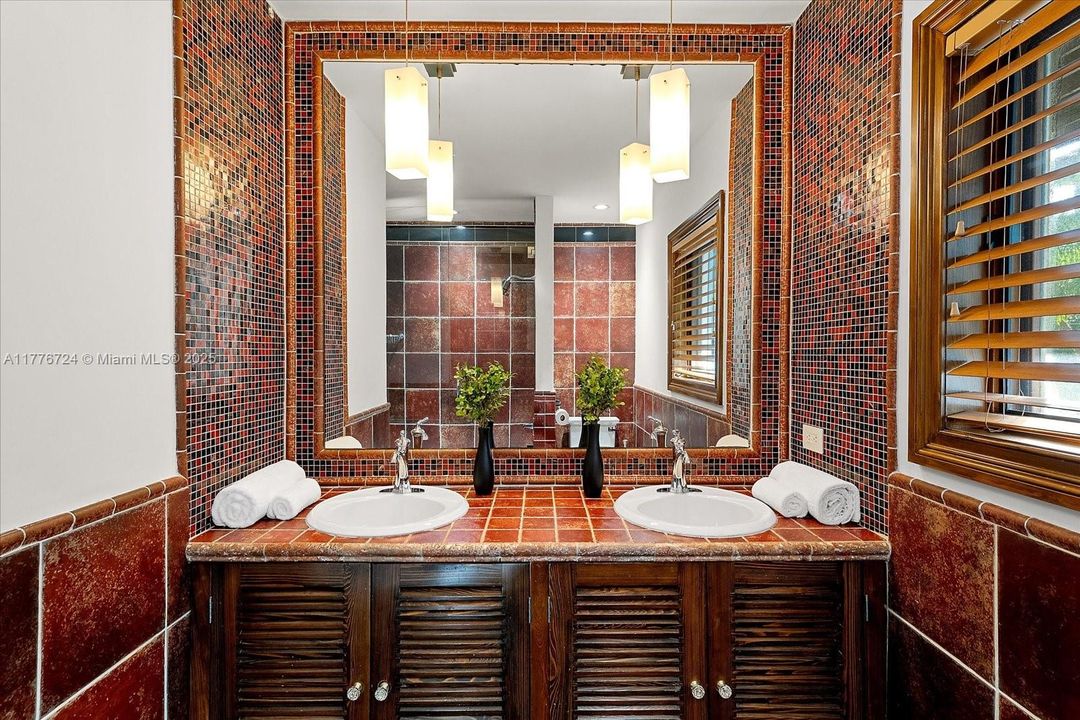 Recently Sold: $5,495,000 (6 beds, 5 baths, 3245 Square Feet)