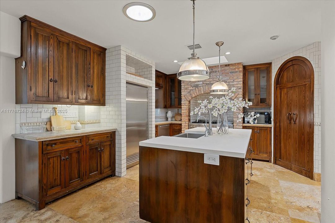 Recently Sold: $5,495,000 (6 beds, 5 baths, 3245 Square Feet)