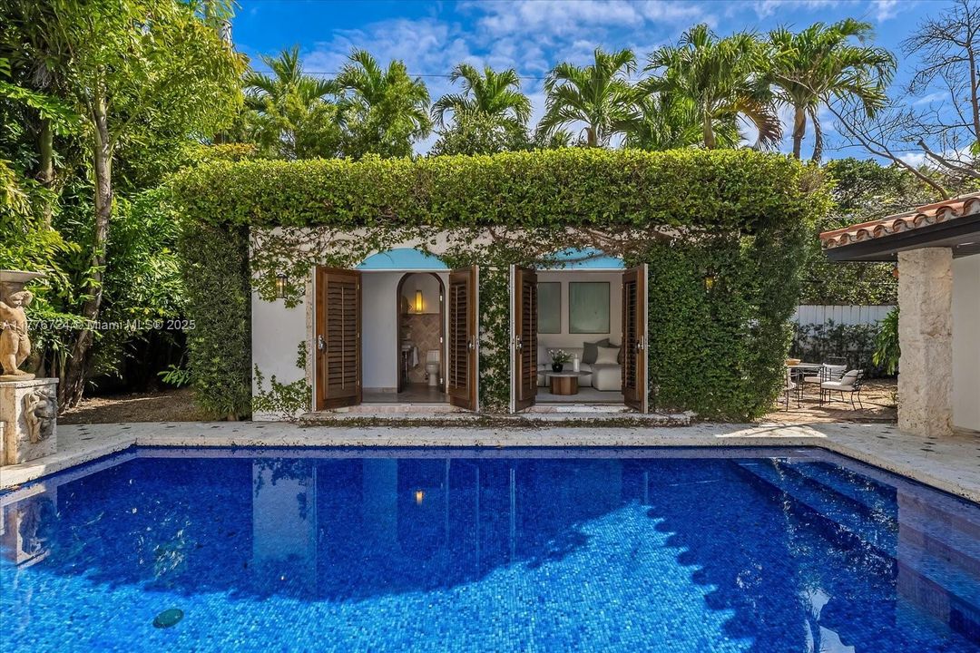 Recently Sold: $5,495,000 (6 beds, 5 baths, 3245 Square Feet)