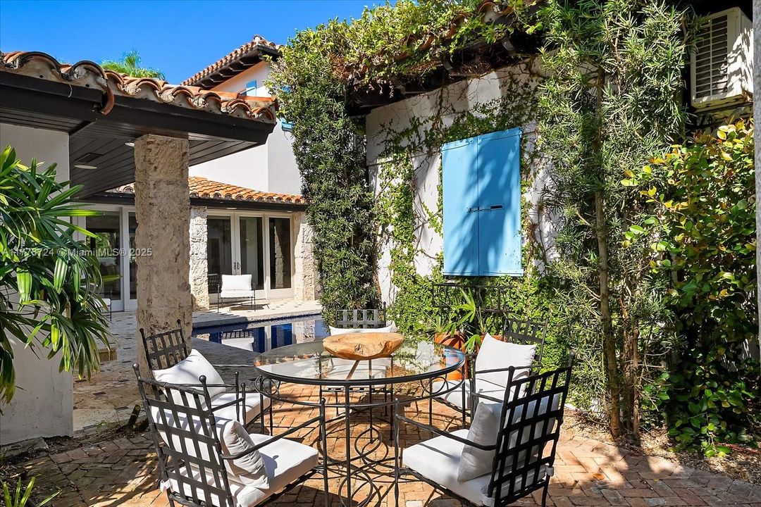 Recently Sold: $5,495,000 (6 beds, 5 baths, 3245 Square Feet)