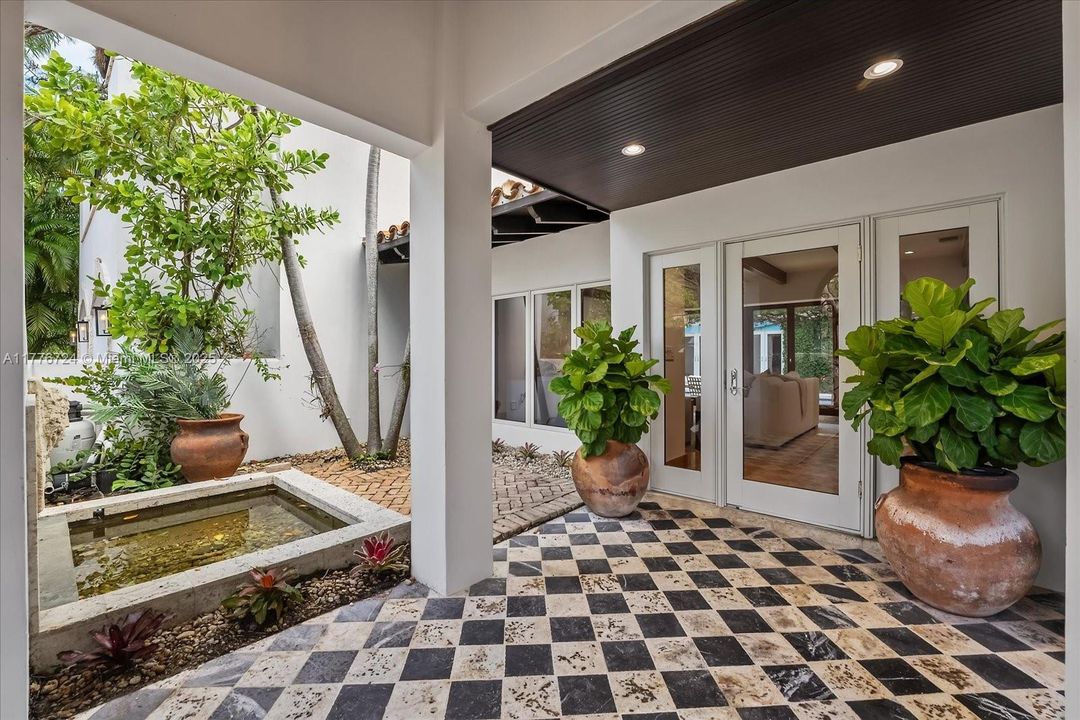 Recently Sold: $5,495,000 (6 beds, 5 baths, 3245 Square Feet)