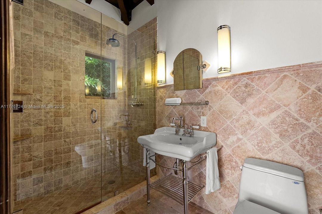 Recently Sold: $5,495,000 (6 beds, 5 baths, 3245 Square Feet)