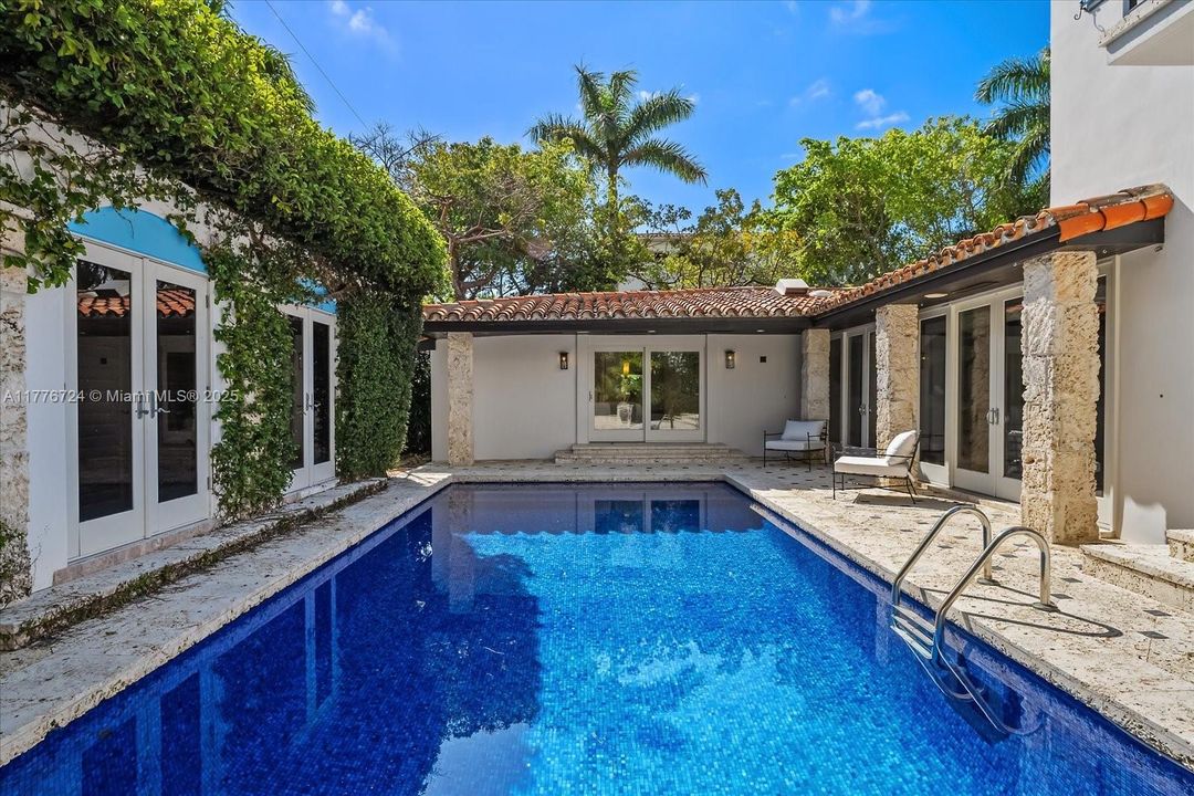 Recently Sold: $5,495,000 (6 beds, 5 baths, 3245 Square Feet)