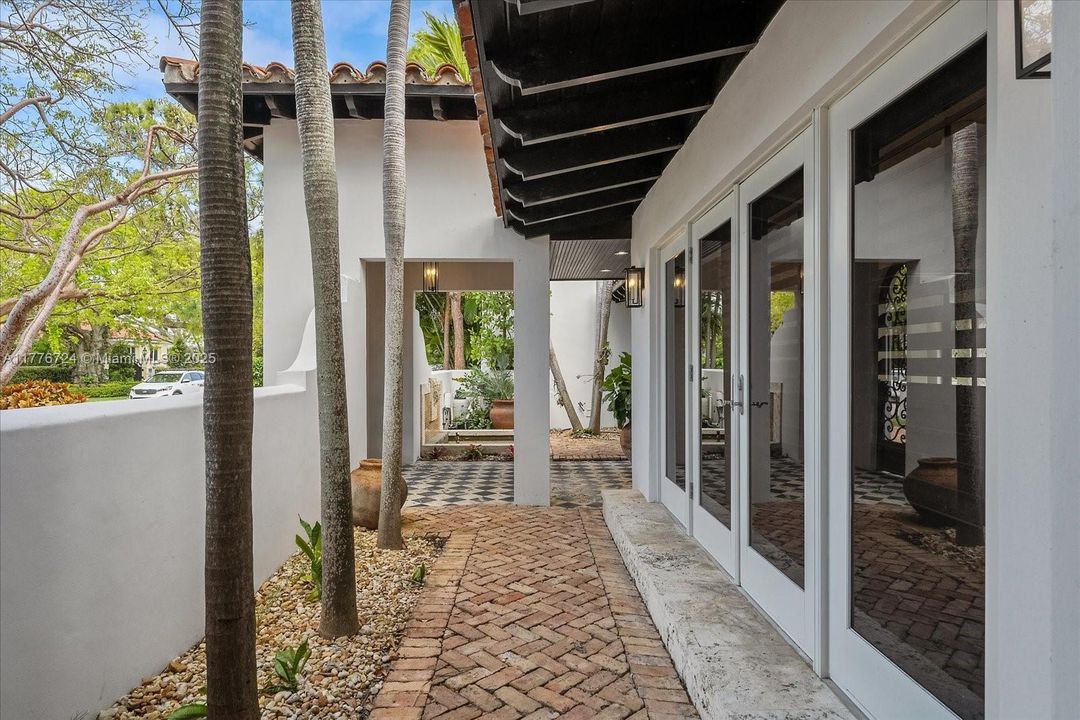 Recently Sold: $5,495,000 (6 beds, 5 baths, 3245 Square Feet)