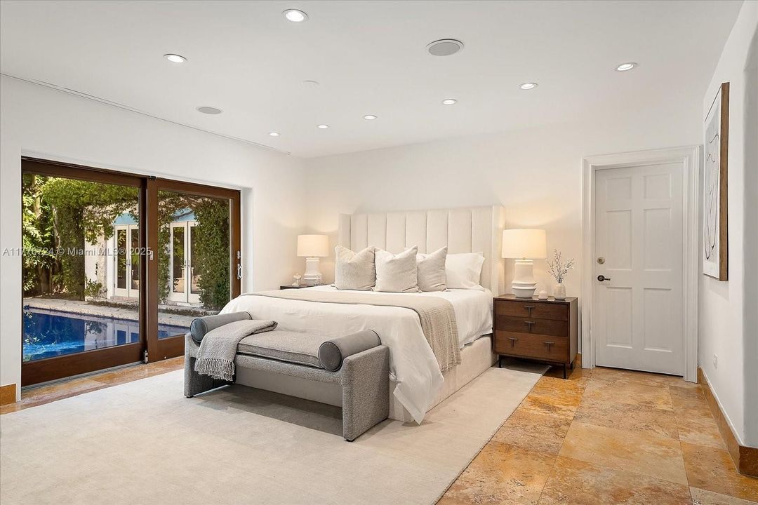 Recently Sold: $5,495,000 (6 beds, 5 baths, 3245 Square Feet)