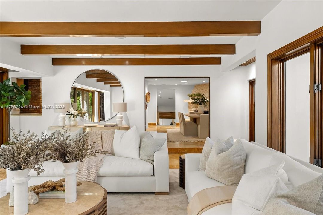 Recently Sold: $5,495,000 (6 beds, 5 baths, 3245 Square Feet)