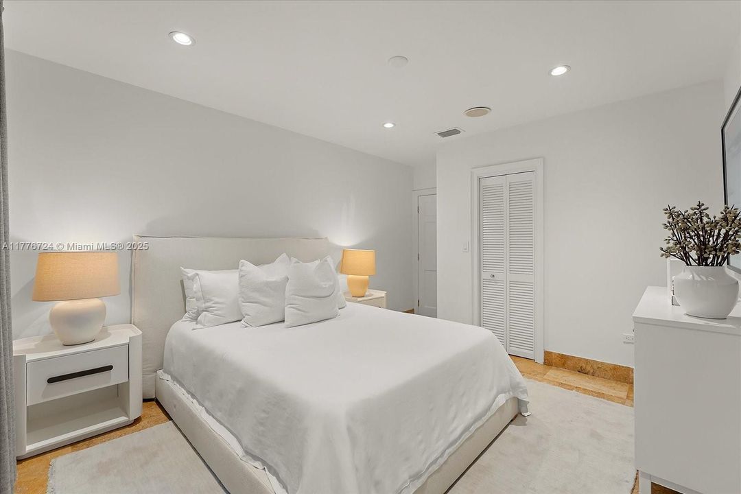 Recently Sold: $5,495,000 (6 beds, 5 baths, 3245 Square Feet)