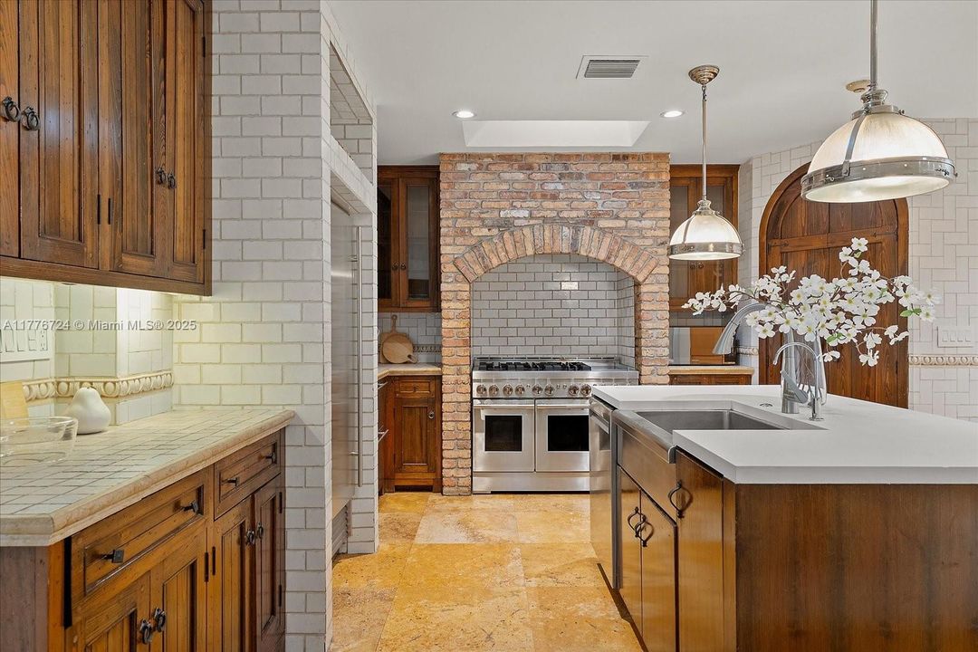 Recently Sold: $5,495,000 (6 beds, 5 baths, 3245 Square Feet)