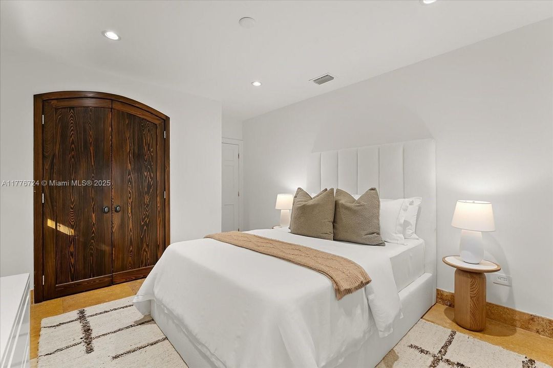 Recently Sold: $5,495,000 (6 beds, 5 baths, 3245 Square Feet)