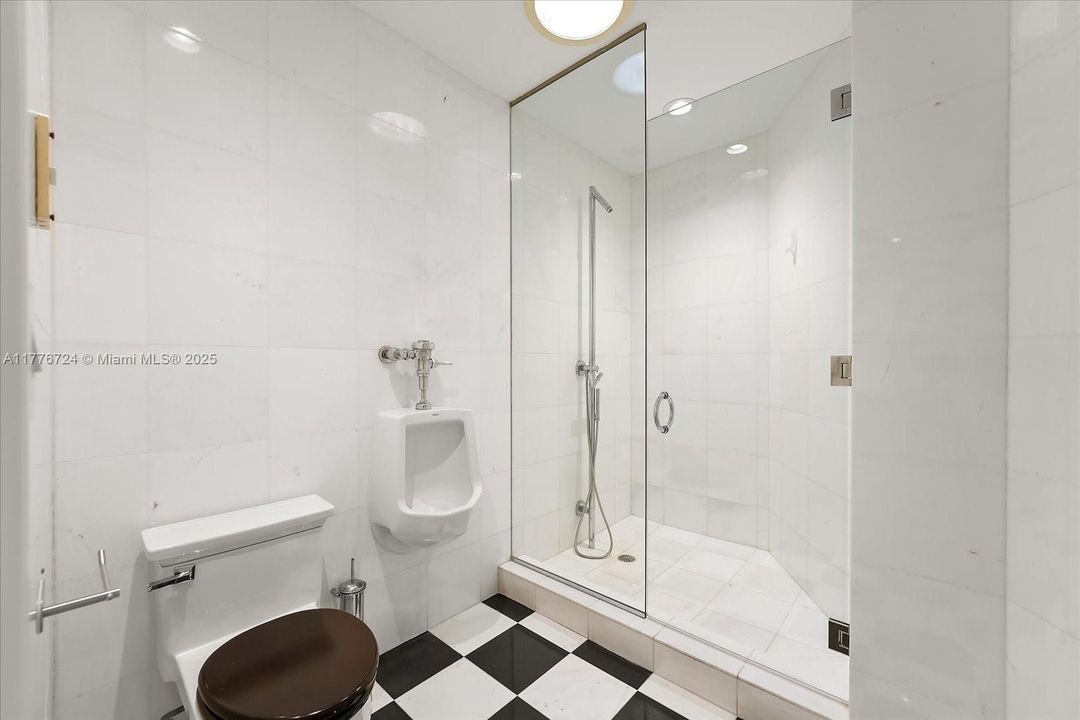 Recently Sold: $5,495,000 (6 beds, 5 baths, 3245 Square Feet)