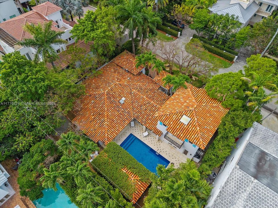 Recently Sold: $5,495,000 (6 beds, 5 baths, 3245 Square Feet)