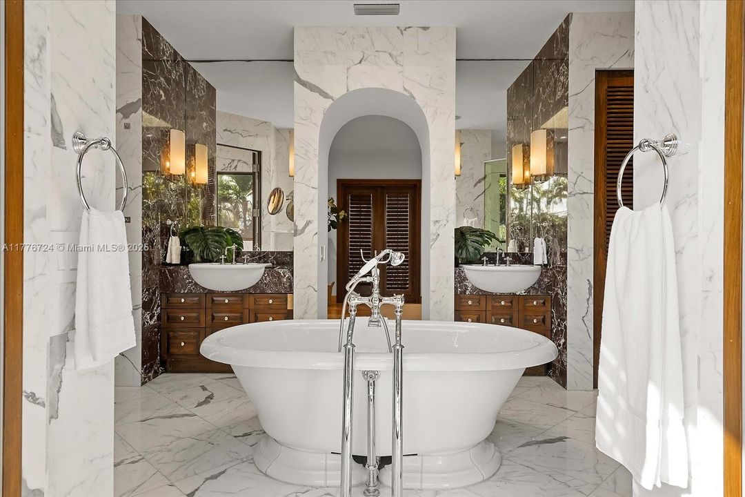 Recently Sold: $5,495,000 (6 beds, 5 baths, 3245 Square Feet)